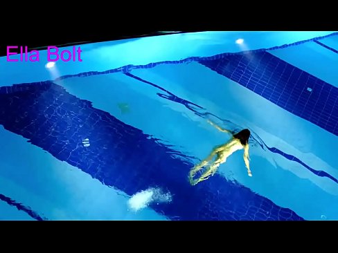 ❤️ मी पाहणे थांबवू शकत नाही, तरुण गोरा ELLA BOLT रिसॉर्ट पूलमध्ये नग्न पोहताना पकडला गेला ❤❌  mr.porn-impact.ru वर  ☑
